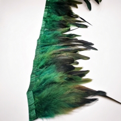Зеленые перья с переливом