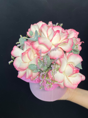 Французкие розовые розы в шляпной коробке