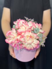 Французкие розовые розы в шляпной коробке