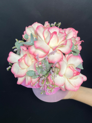 Французкие розовые розы в шляпной коробке