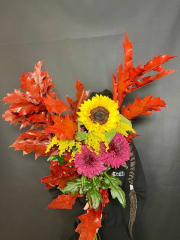 Яркий букет для интерьера с подсолнухом и листьями дуба