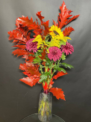 Яркий букет для интерьера с подсолнухом и листьями дуба