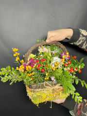 Сладкий ноябрь. Декорированная корзиночка с живыми хризантемами и ягодами