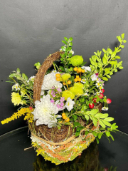 Сладкий ноябрь. Декорированная корзиночка с живыми хризантемами и ягодами