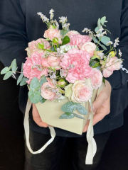 Композиция в теплых розовых тонах с розами