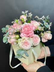 Композиция в теплых розовых тонах с розами