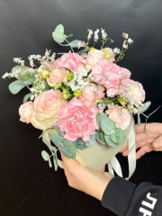 Композиция в теплых розовых тонах с розами