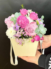 Композиция в холодных розовых тонах с розами в коробке