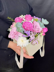 Композиция в холодных розовых тонах с розами в коробке