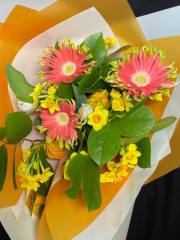 Необыкновенное чудо. Букет с нарциссами, тюльпанами и герберами