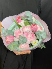 Любовь с первого взгляда. Букет с розовыми ранункулюсами и тюльпанами