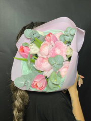 Любовь с первого взгляда. Букет с розовыми ранункулюсами и тюльпанами