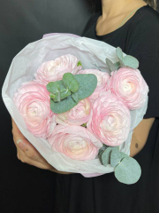 Нежные розовые ранункулюсы, живые цветы, букет на день рождения НеПростоЦветы