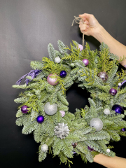 Новогодний венок 55 см из живых веток пихты Нобилис фиолетовый декор