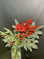 Зимний букет из красного амарилиса и живых веток пихты Нобилис с красным декором