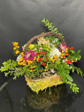 Сладкий ноябрь. Декорированная корзиночка с живыми хризантемами и ягодами