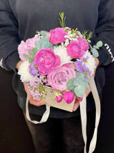 Композиция в холодных розовых тонах с розами в коробке