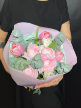 Любовь с первого взгляда. Букет с розовыми ранункулюсами и тюльпанами