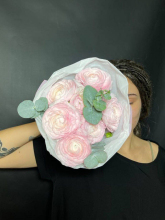 Нежные розовые ранункулюсы, живые цветы, букет на день рождения НеПростоЦветы