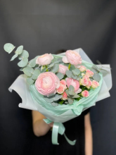 Букет с ранункулюсами и розами